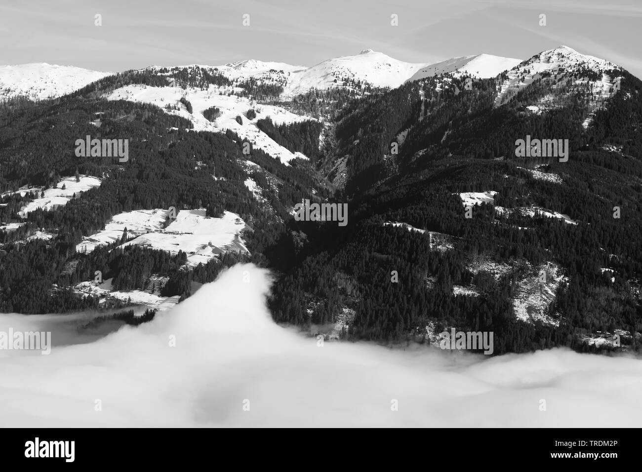 La nebbia in una valle Zillertal, Hochfuegen, Austria, Tirolo, Zillertal Foto Stock