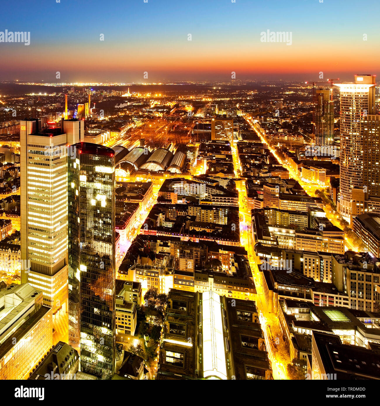 Vista dalla Torre principale alla città nella luce della sera, Germania, Hesse, Frankfurt am Main Foto Stock
