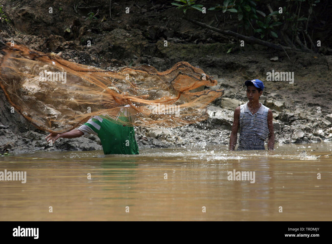 I pescatori locali al lavoro Borneo, Indonesia, Borneo Foto Stock