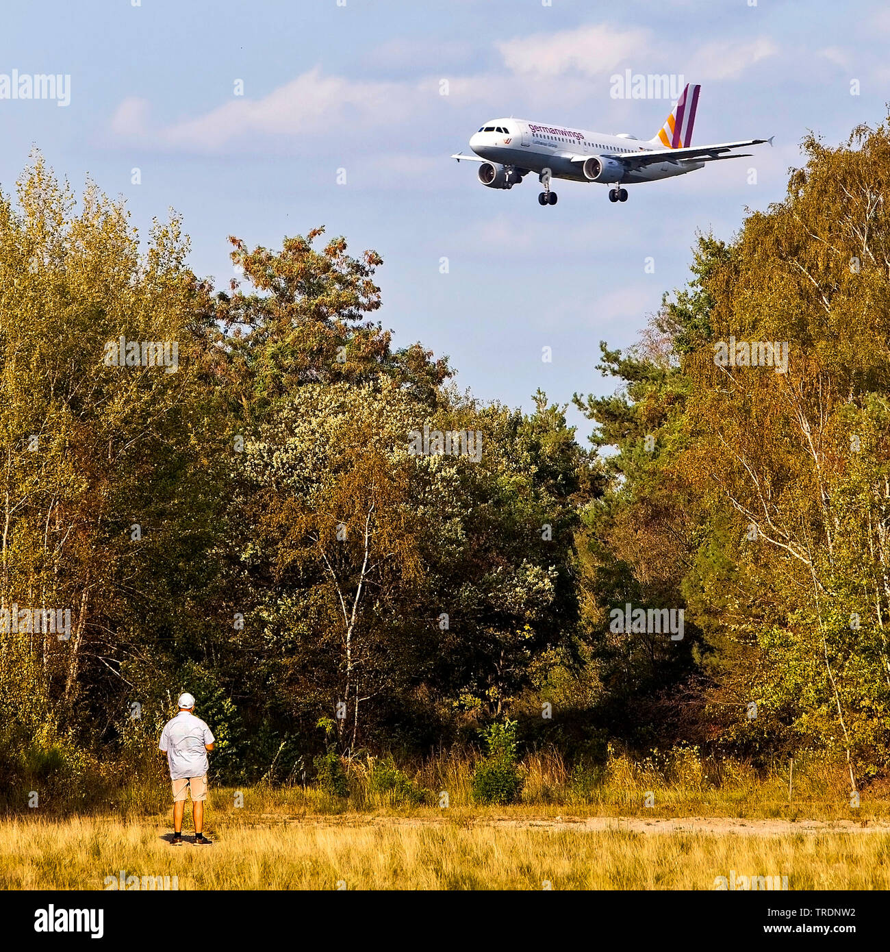 Aeroplano sopra il Wahrner Heide, approccio per l'atterraggio all'aeroporto di Colonia/Bonn, in Germania, in Renania settentrionale-Vestfalia, Colonia Foto Stock