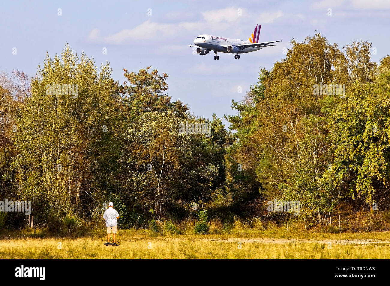 Aeroplano sopra il Wahrner Heide, approccio per l'atterraggio all'aeroporto di Colonia/Bonn, in Germania, in Renania settentrionale-Vestfalia, Colonia Foto Stock