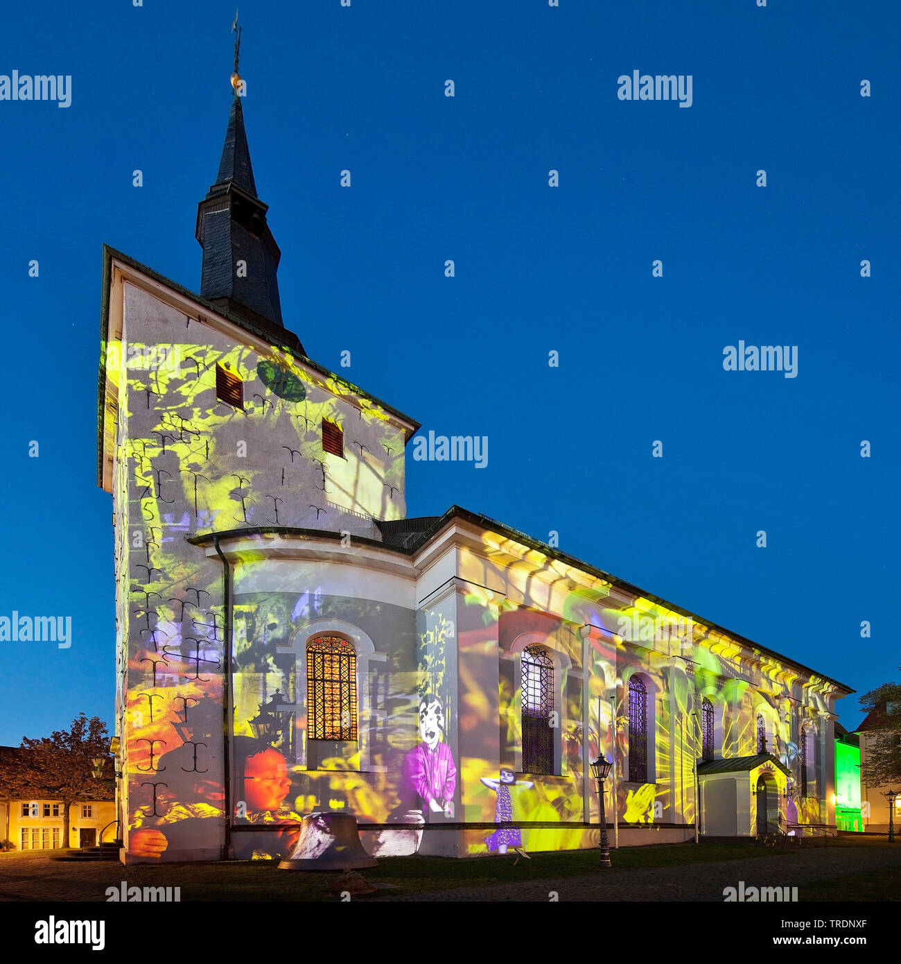 Arte di luce sulla Chiesa del Redentore in serata, Lichtrouten 2018, in Germania, in Renania settentrionale-Vestfalia, Sauerland, Luedenscheid Foto Stock