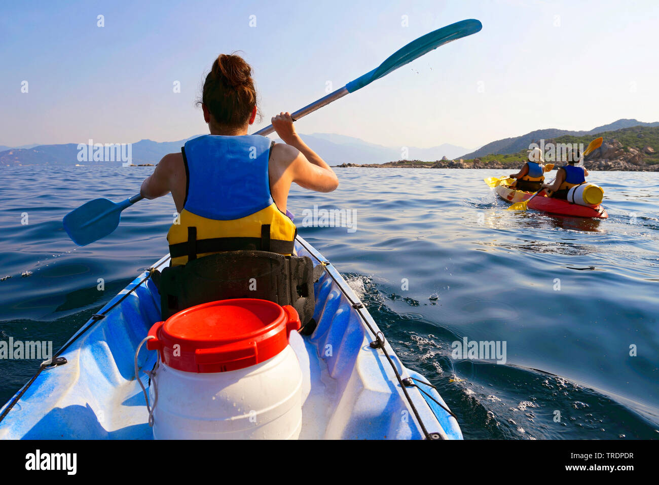 Kayak di mare lungo la costa, Francia, Corsica, Propriano, Campomoro Foto Stock