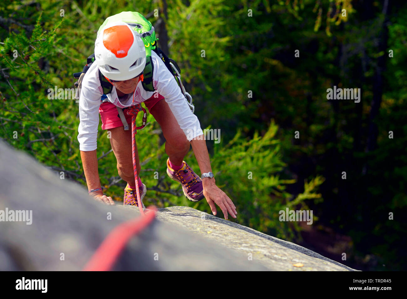 Scalatore femmina su una parete di roccia della Valle di Chamonix, Francia, Savoie, Chamonix Foto Stock