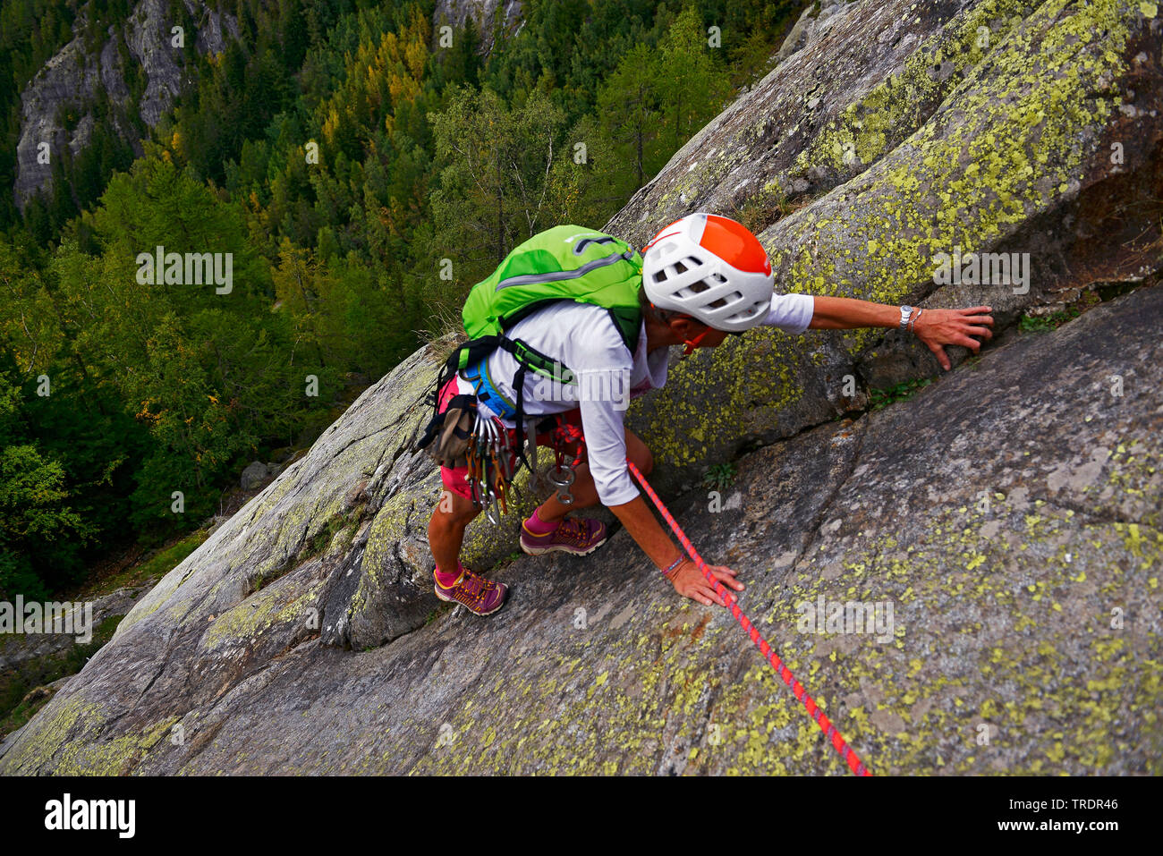 Scalatore su una parete di roccia della Valle di Chamonix, Francia, Savoie, Chamonix Foto Stock
