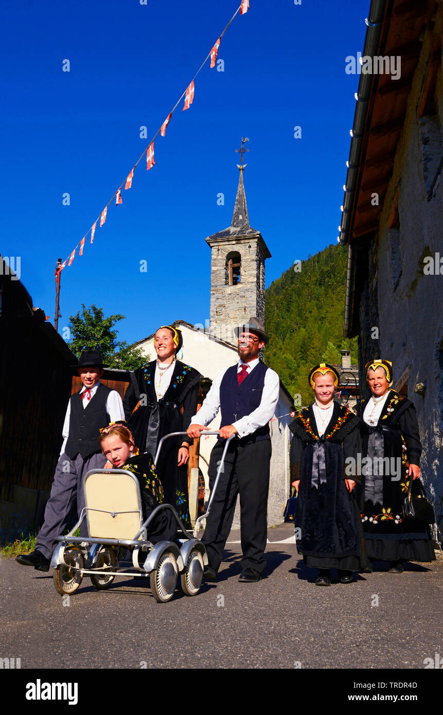 Gli abitanti di un villaggio in abiti tradizionali in un villaggio di montagna, Francia, Savoie Foto Stock