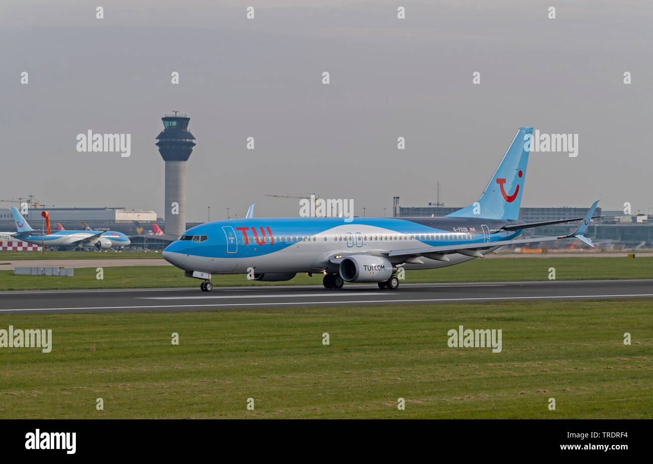 TUI 737 G-FDZB laminazione per prendere il via all'Aeroporto di Manchester Foto Stock