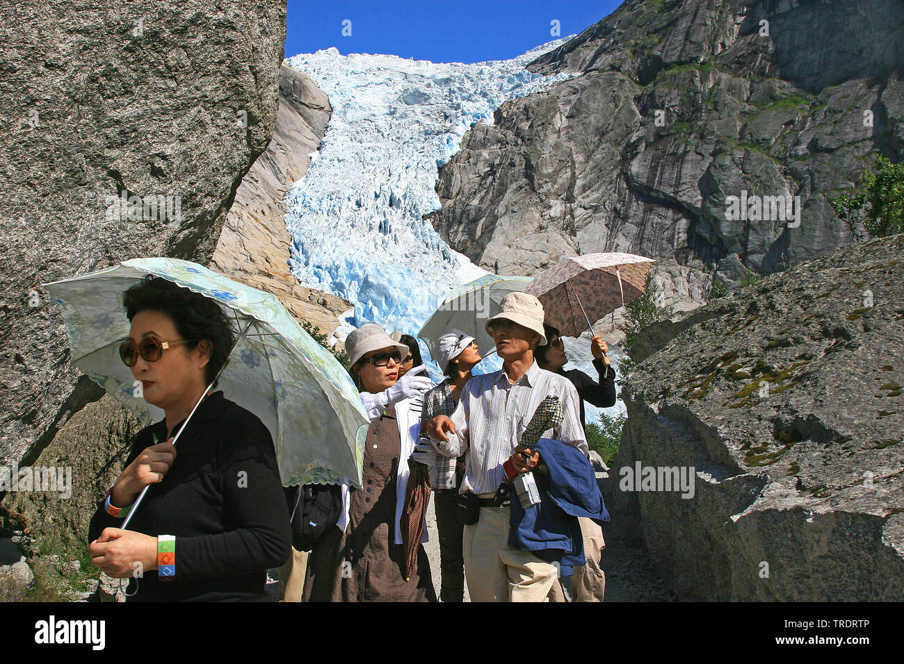 I turisti al ghiacciaio Briksdalsbreen, Norvegia, Jostedalsbreen Parco Nazionale Foto Stock