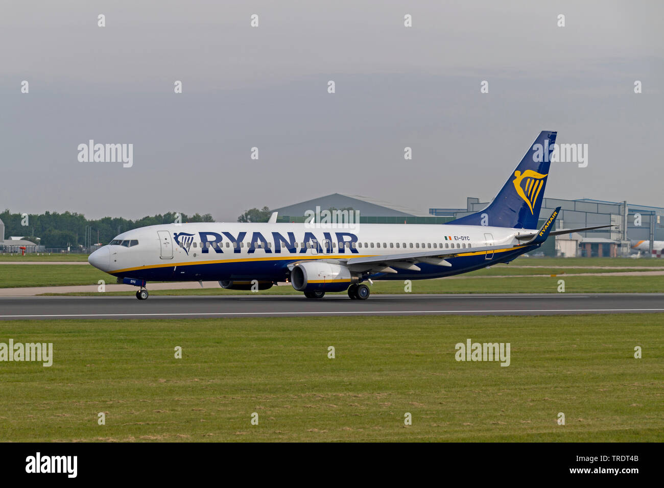Ryanair Boeing 737-8come, EI-DYC, voce per prendere il via all'Aeroporto di Manchester Foto Stock
