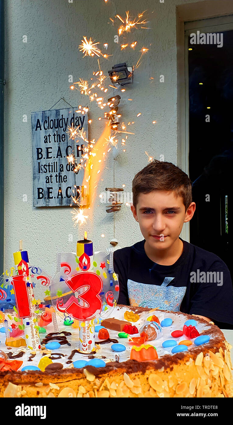 Adolescente con splendida torta di compleanno per il tredicesimo compleanno, ritratto, Germania Foto Stock