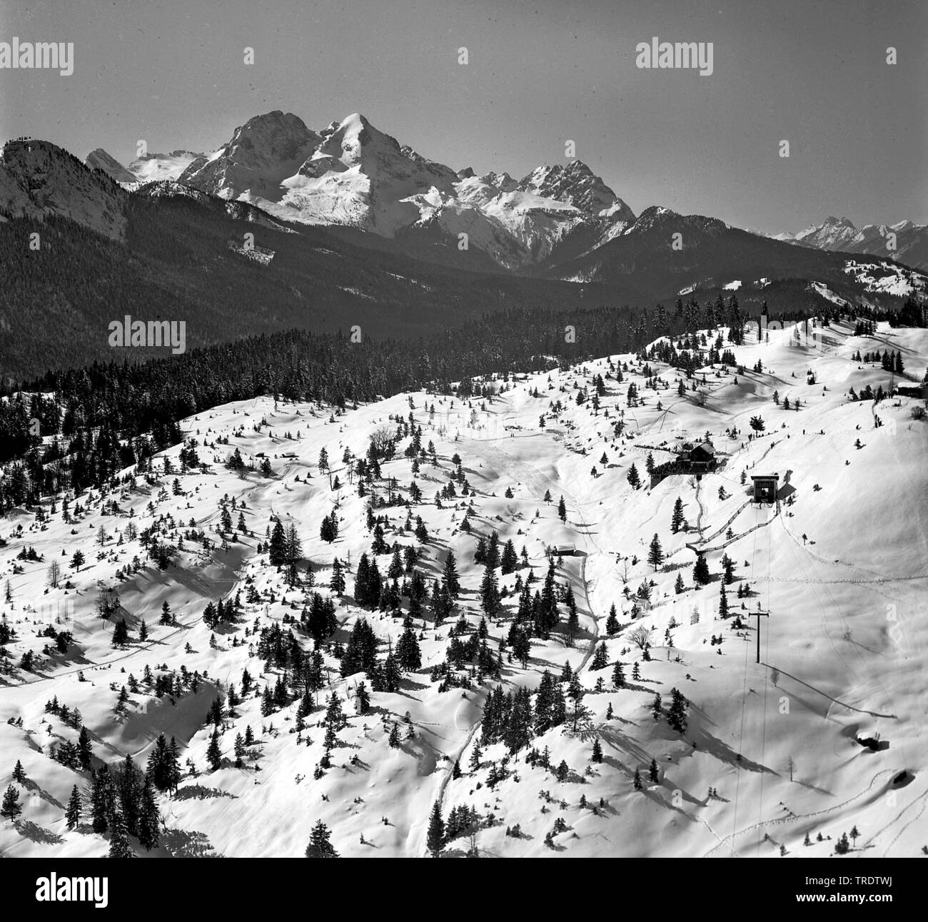 Ski resort sulla montagna Hoher Kranzberg, la catena montuosa del Wetterstein, foto aerea, adottate tra il 1958 e il 1963, in Germania, in Baviera Foto Stock
