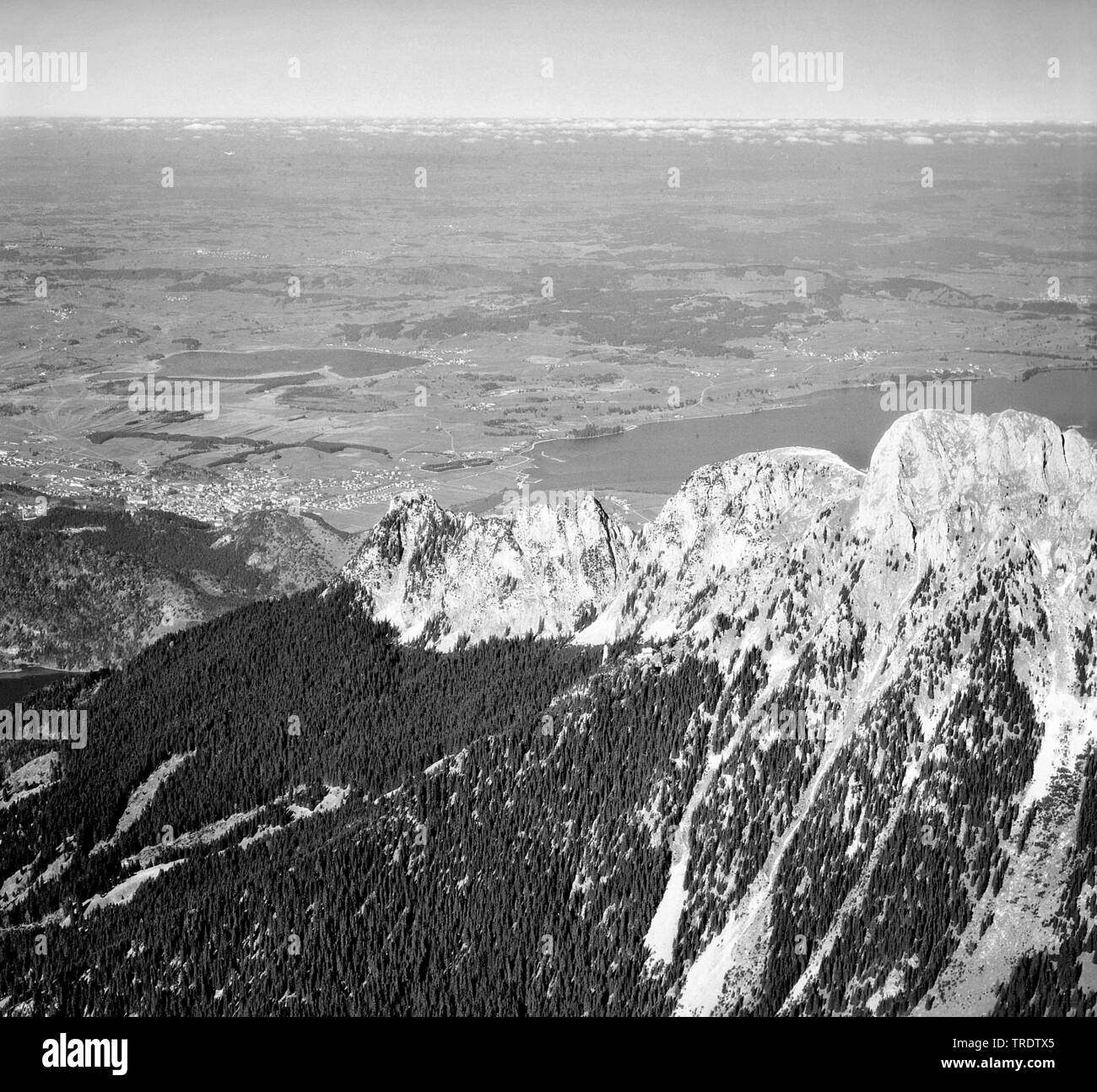 Mountain Brandschrofen con Fuessen e il lago di Forggensee, vista aerea, adottate tra il 1958 e il 1963., in Germania, in Baviera, Allgaeu Foto Stock