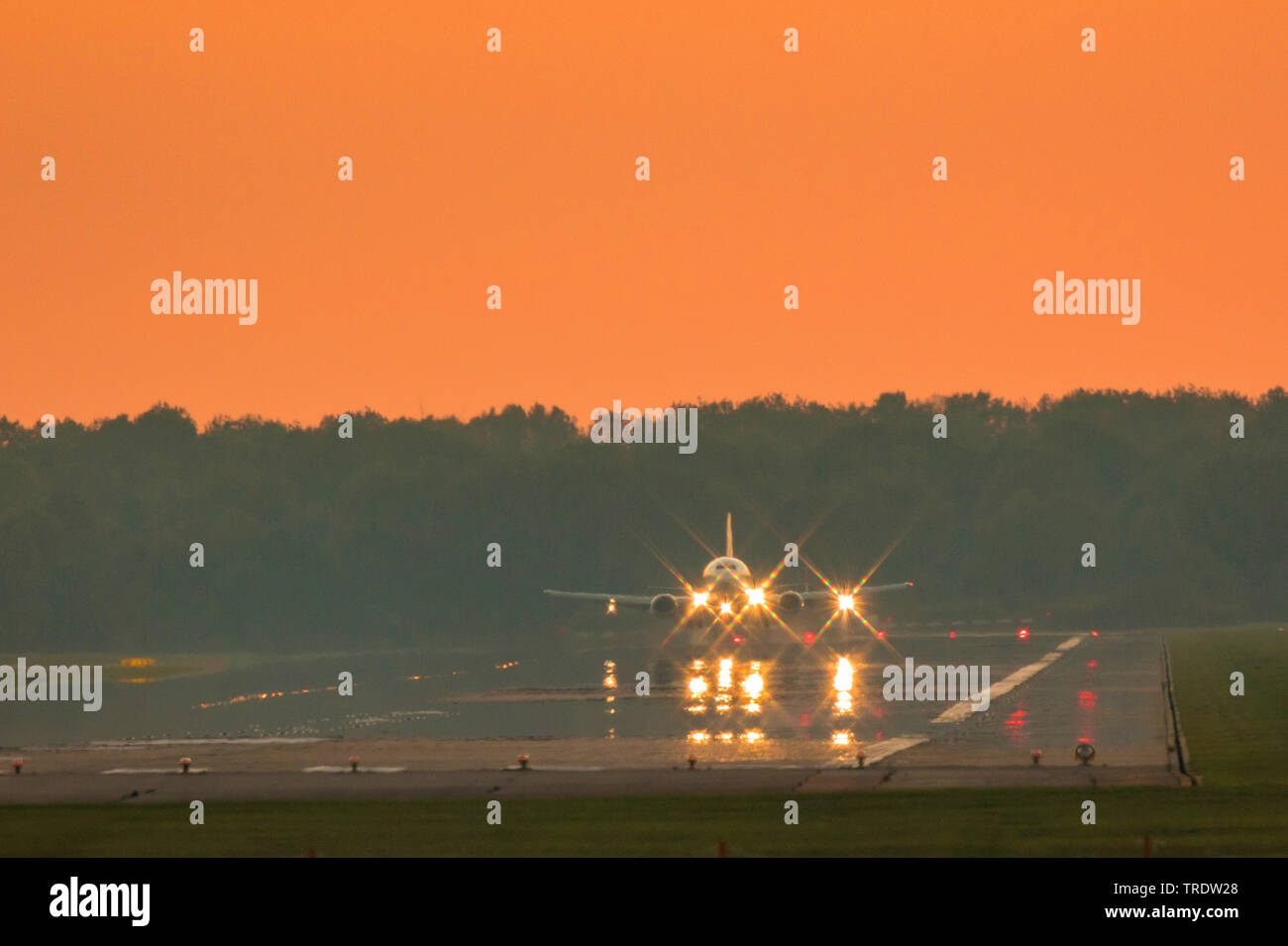 Airbus al tramonto sulla pista dell'aeroporto di Monaco di Baviera, Germania, il Land della Baviera, Muenchen Foto Stock