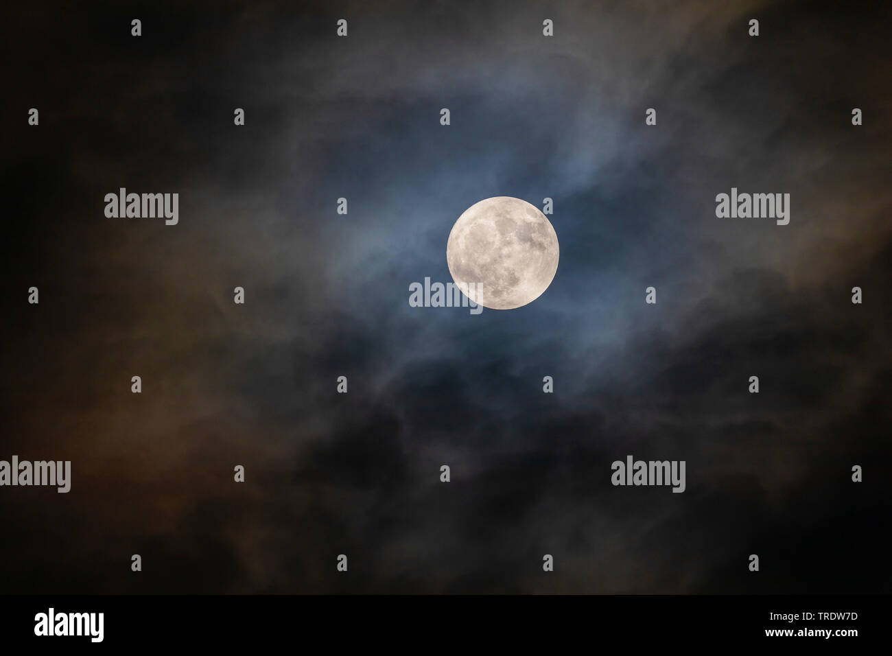Luna piena con alone luminoso attraverso le nuvole, in Germania, in Baviera Foto Stock