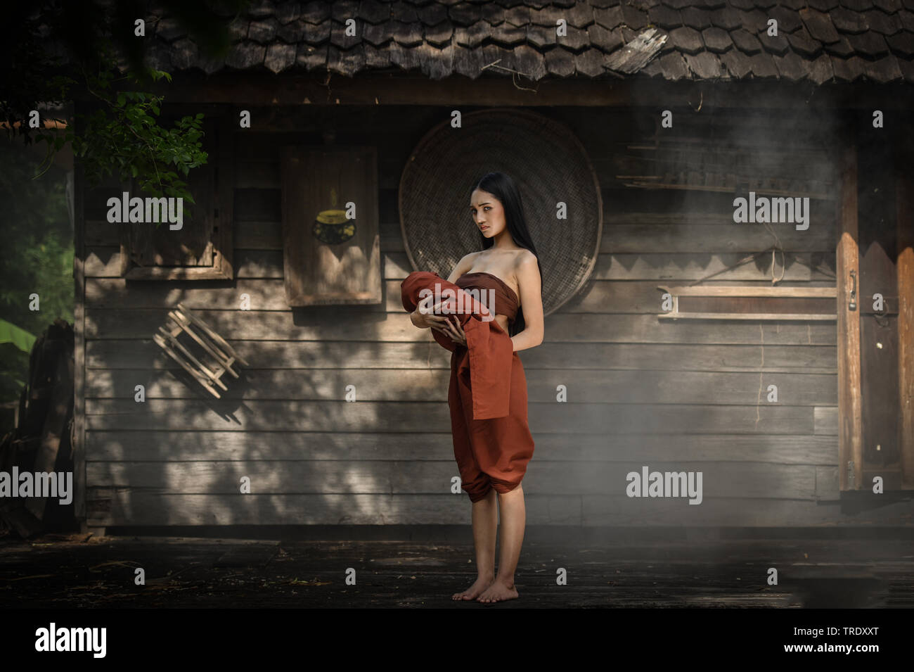 Donna dramma fantasma e portando il suo bambino ghost permanente sulla vecchia casa thai / Horror Leggenda di Mae Nak Phra Khanong Foto Stock