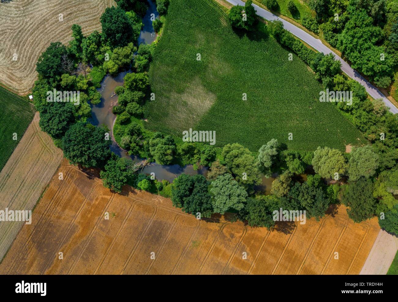 Vista aerea del fiume Paar in uno scenario di campo, in Germania, in Baviera, Freinhausen Foto Stock