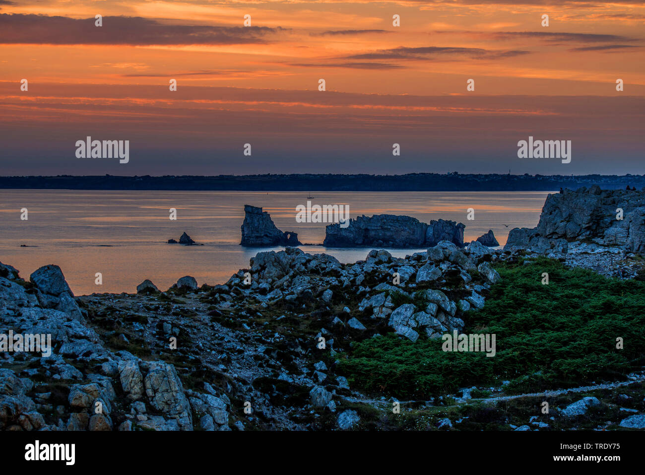 Costa atlantica Pointe de Penhir in rosso tramonto, Francia, Bretagna Crozon Foto Stock