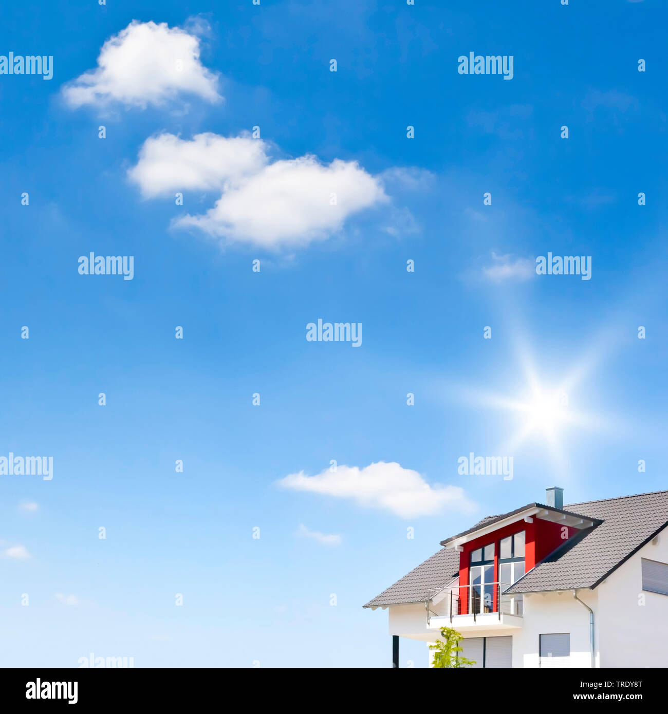 Vista parziale di una moderna casa residenziale contro il cielo blu Foto Stock