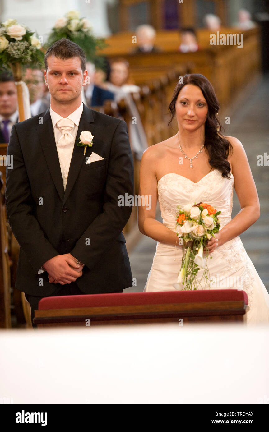 Coppia di sposi in piedi accanto a ogni altra davanti all altare al  matrimonio chiesa Foto stock - Alamy