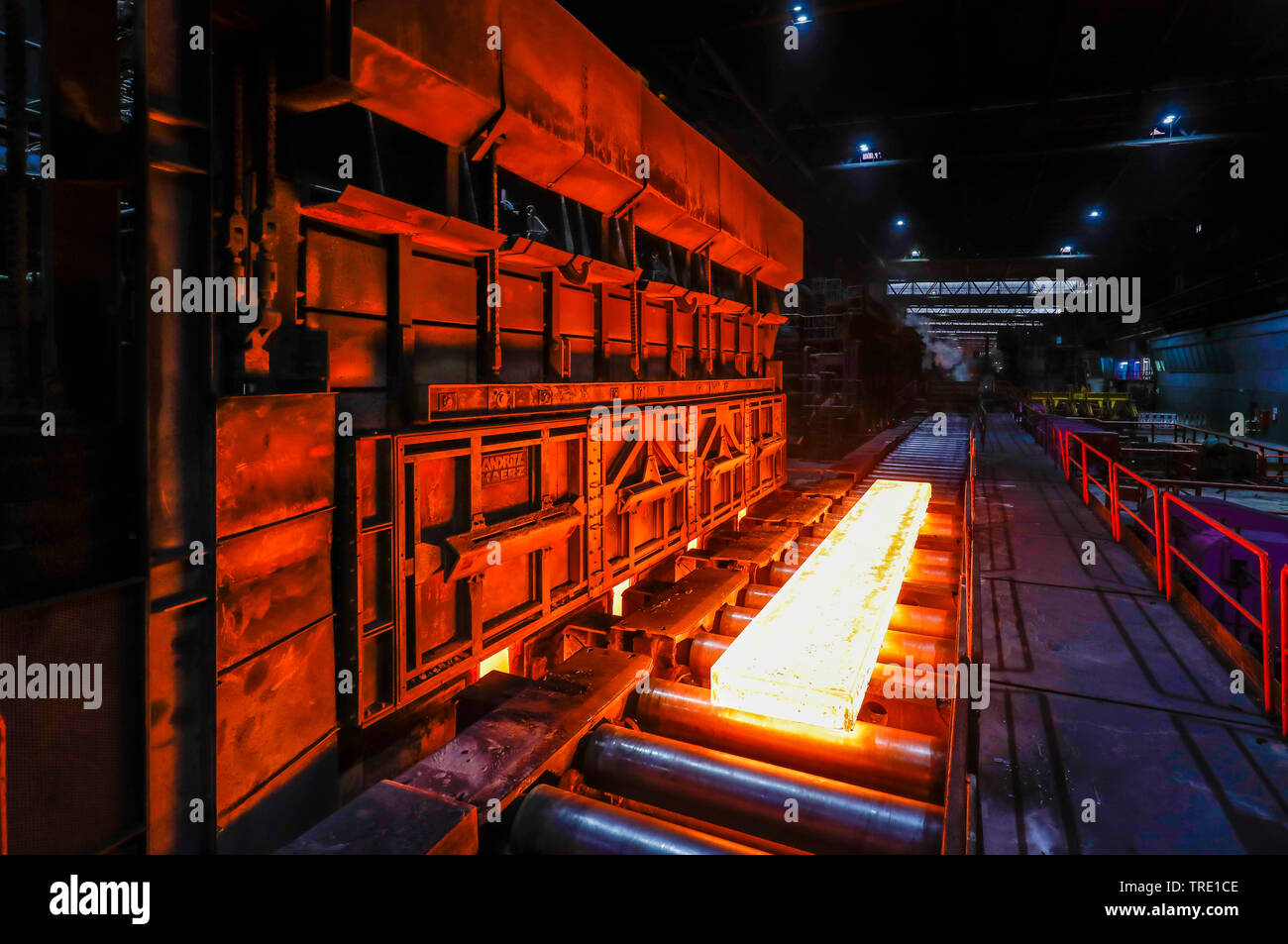 Duisburg, la zona della Ruhr, Renania settentrionale-Vestfalia, Germania - ThyssenKrupp Steel Europe, la produzione di acciaio in un mulino di acciaio, qui incandescente bramme di acciaio a caldo Foto Stock
