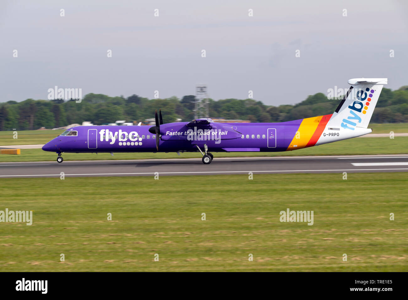 Flybe Dash 8 Q400, G-PRPO, tenendo fuori all'Aeroporto di Manchester Foto Stock