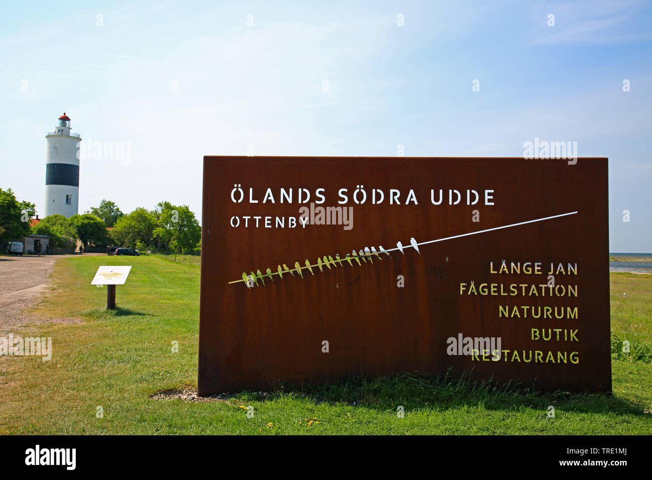 Il sud di Oeland con segno info e faro Lange Jan, Svezia, Ottenby Foto Stock