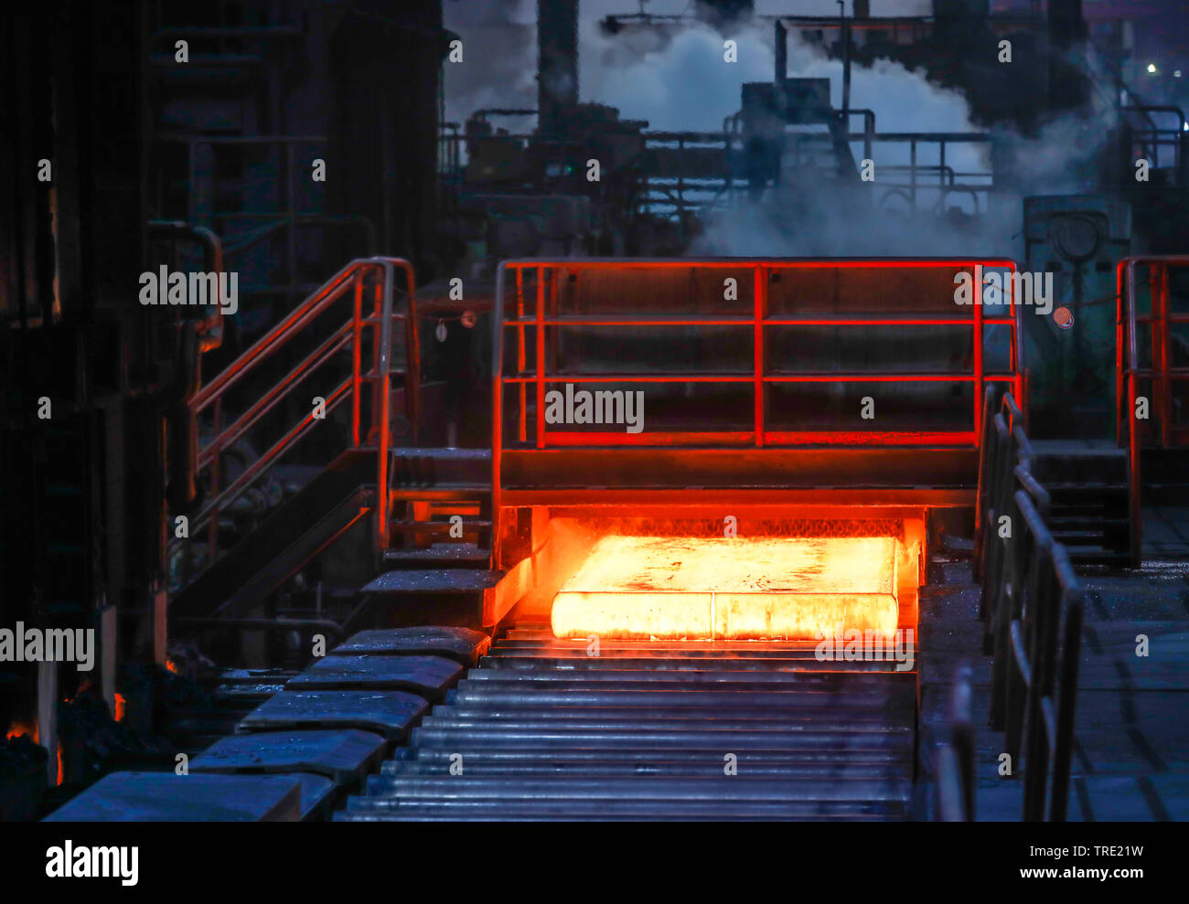 Duisburg, la zona della Ruhr, Renania settentrionale-Vestfalia, Germania - ThyssenKrupp Steel Europe, la produzione di acciaio in un mulino di acciaio, qui incandescente bramme di acciaio a caldo Foto Stock