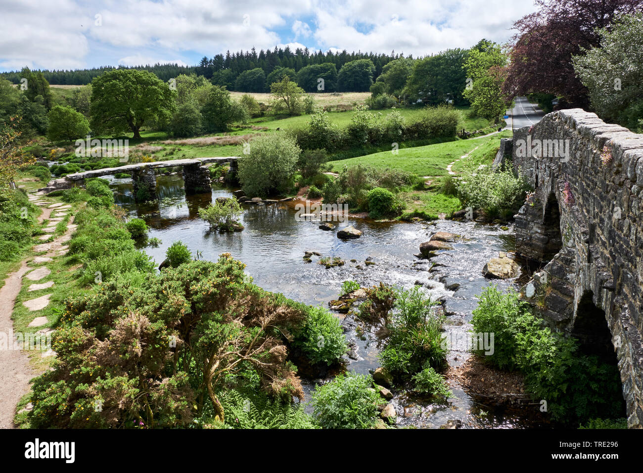 Il XIV Secolo di pietra battaglio Ponte a Postbridge in Dartmoor Devon. Regno Unito Foto Stock