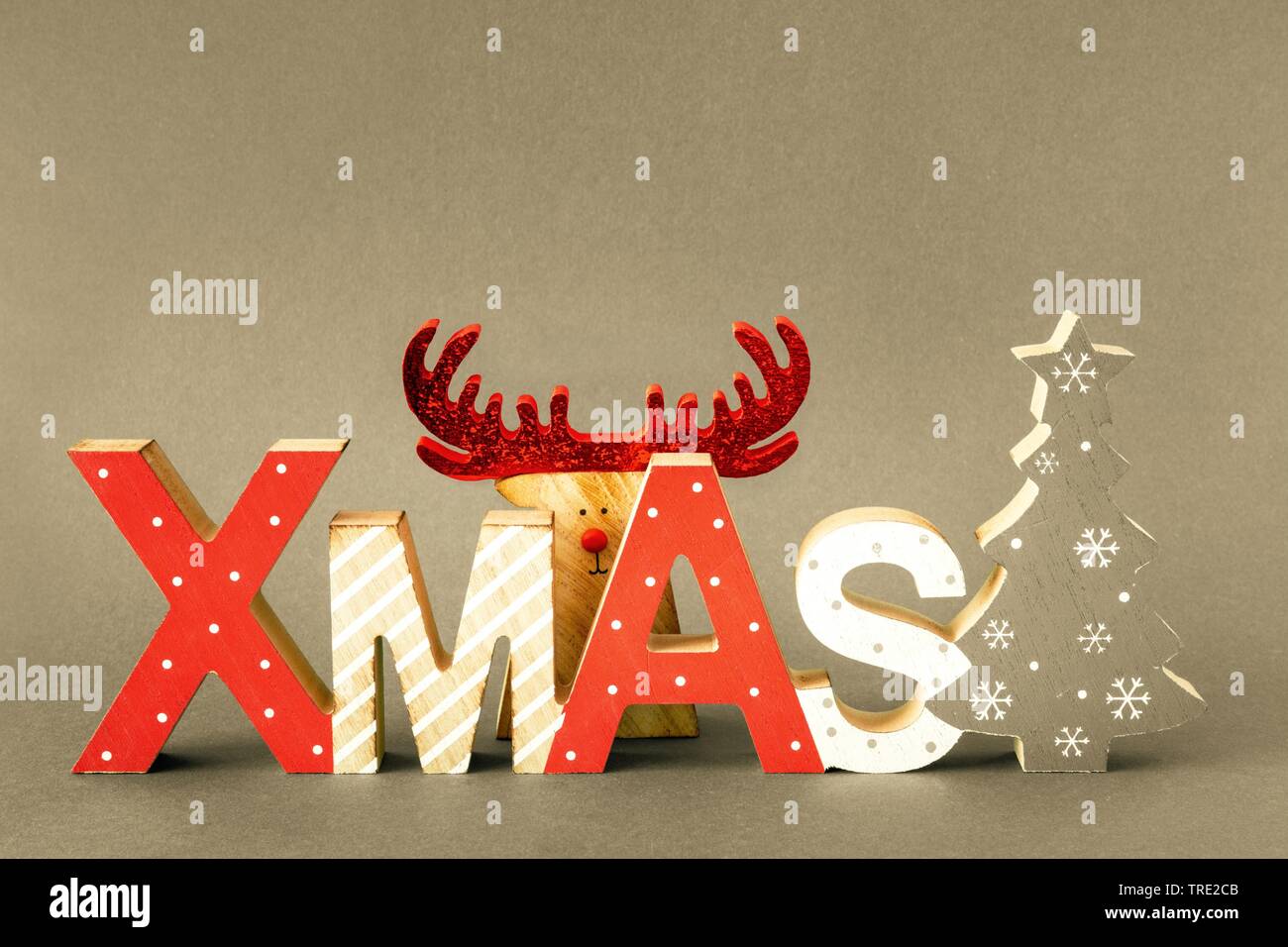 Decorazione di Natale con le renne, albero e la parola Xmas Foto Stock