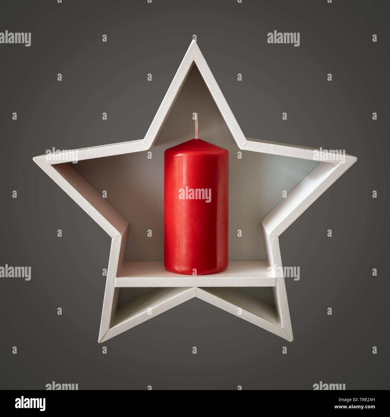 Decorazione di Natale stella bianca con candela rossa all'interno Foto Stock