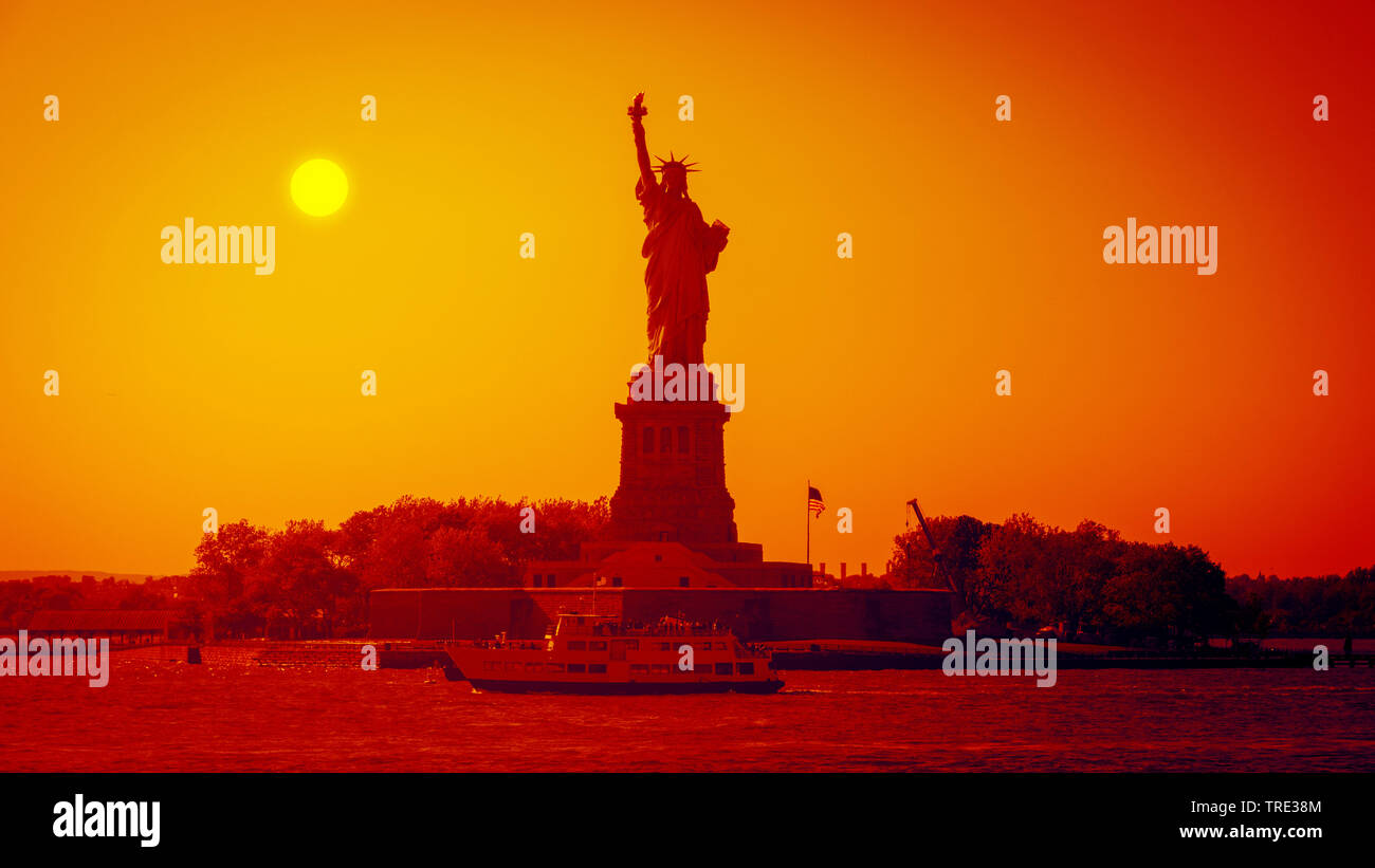 Statua della Libertà al tramonto, STATI UNITI D'AMERICA, USA, New York City Foto Stock
