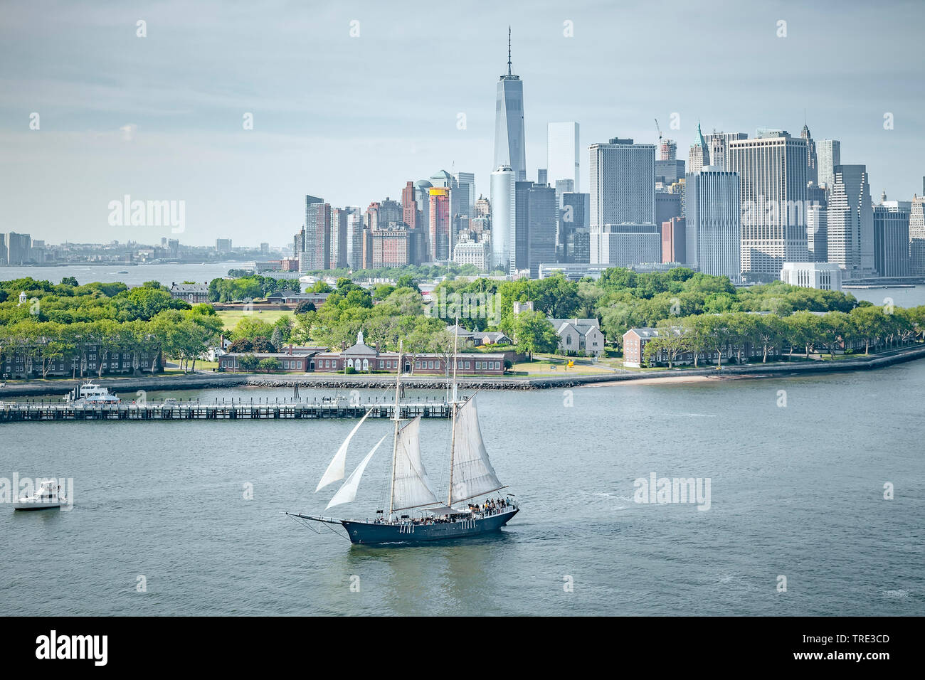 Barca a vela di fronte lo skyline di New York, USA, New York City Foto Stock