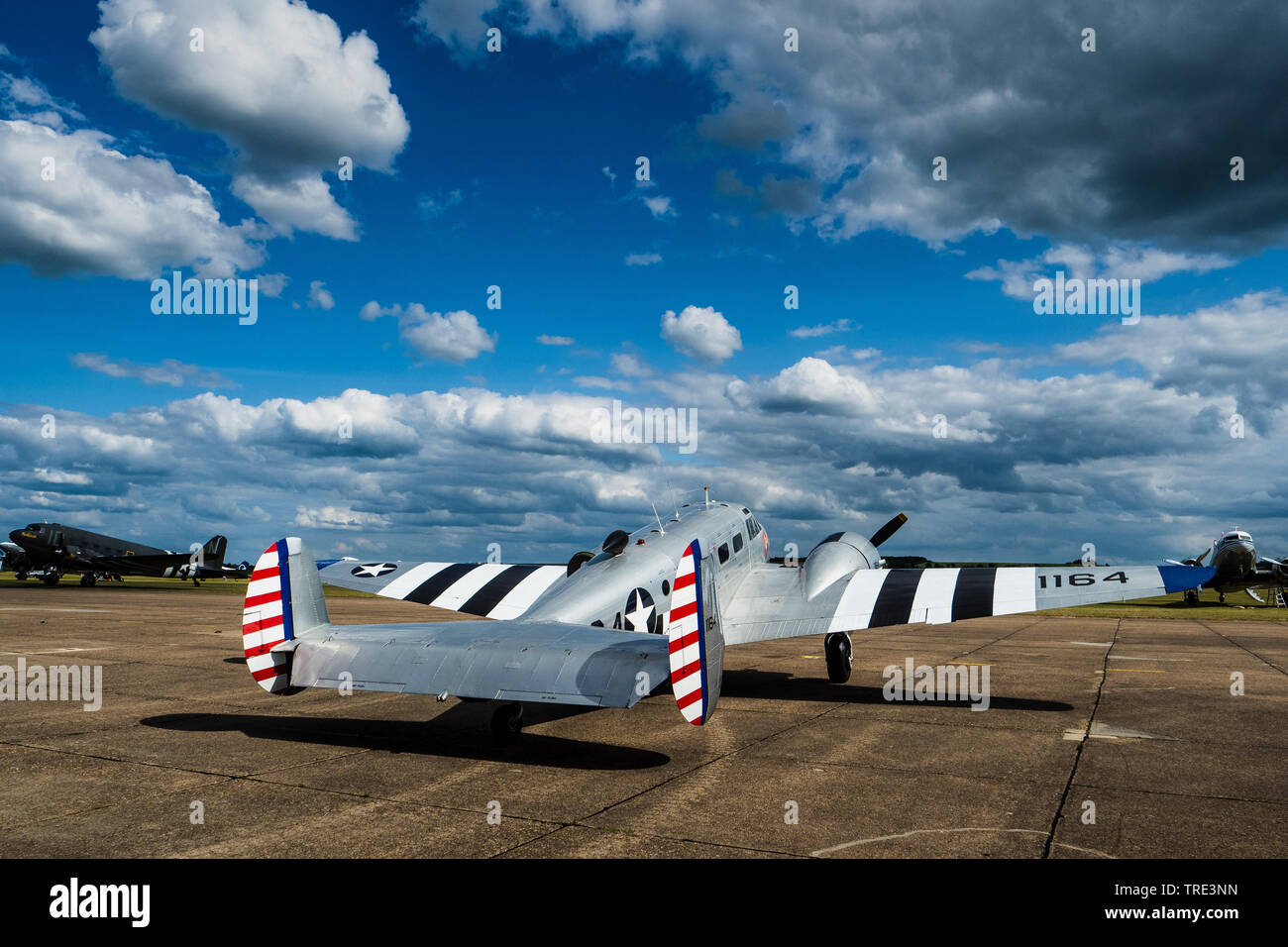 Beechcraft 18 Aircraft - D-Day 75 Anniversary Commemorations - Beechcraft 18 aeromobili presso l'Imperial War Museum Duxford in preparazione Per il volo D-Day in Normandia il 5 giugno 2019 Foto Stock
