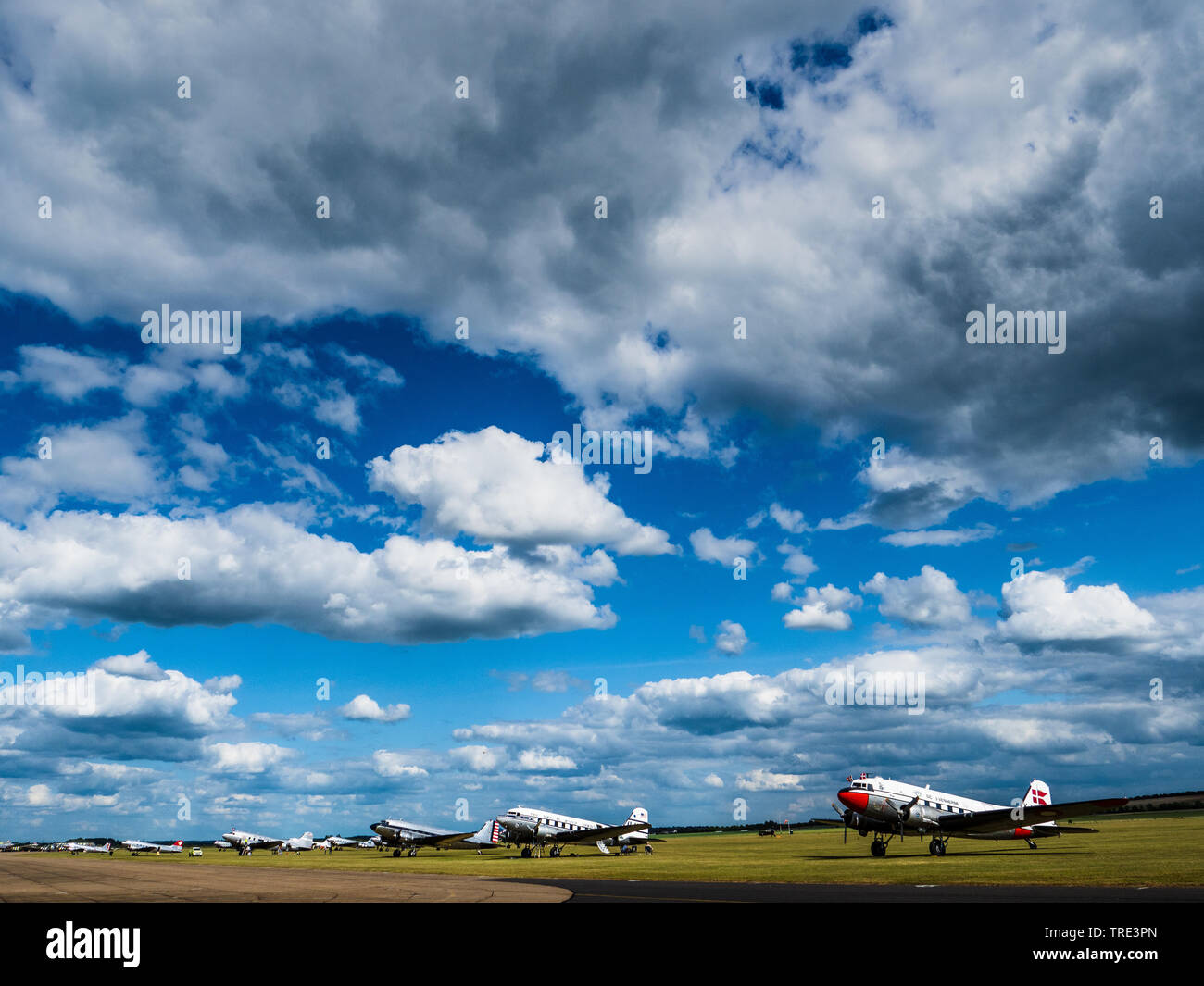 Il D-Day il 75 anniversario commemorazioni - DC3 e C47 Dakota aeromobili presso l'Imperial War Museum Duxford in preparazione per il D-Day volo in Normandia il 5 giugno 2019 Foto Stock