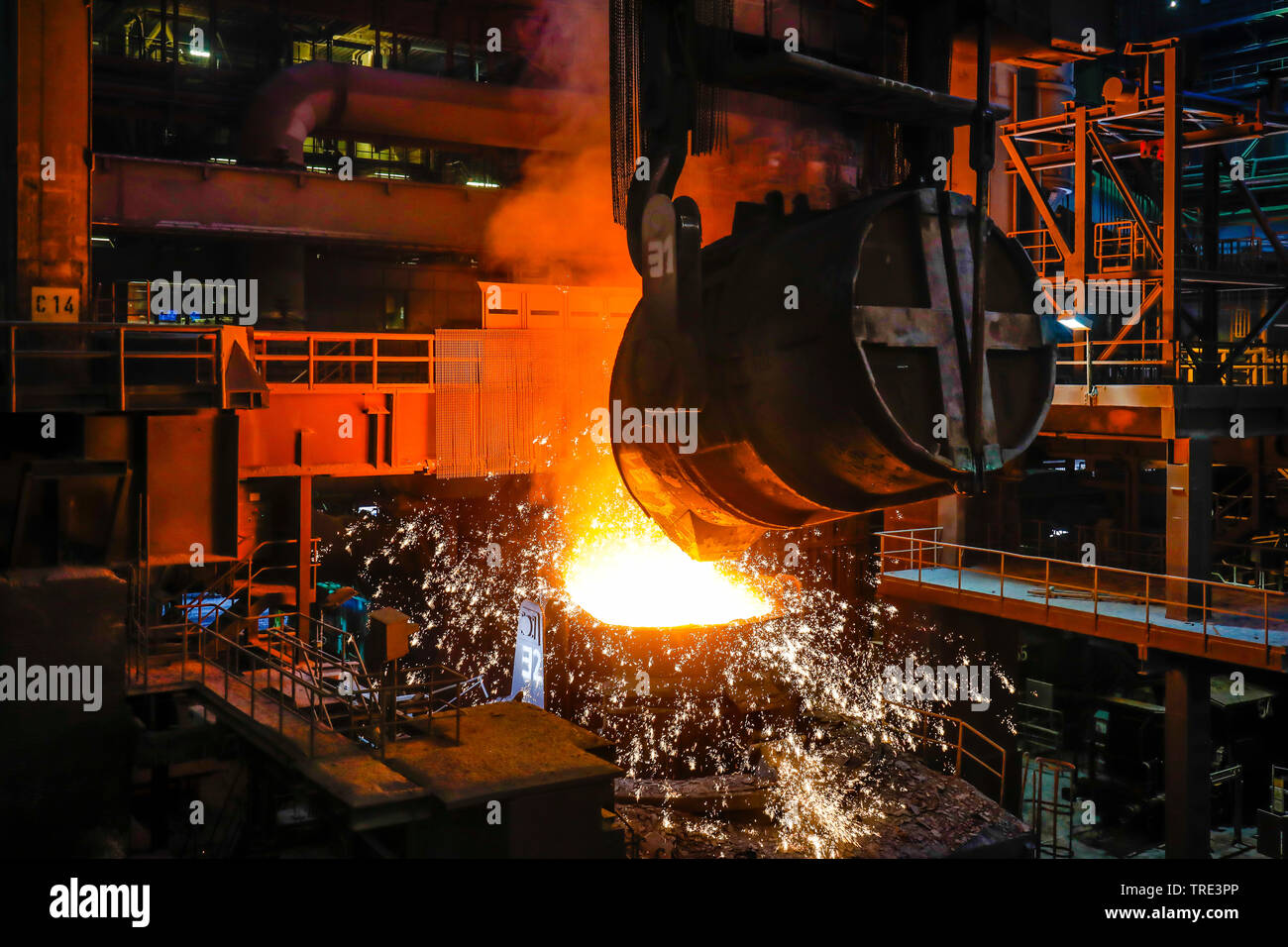 Duisburg, la zona della Ruhr, Renania settentrionale-Vestfalia, Germania - ThyssenKrupp Steel Europe, la produzione di acciaio nel mulino di acciaio, qui nel mulino di acciaio 1.500 deg Foto Stock