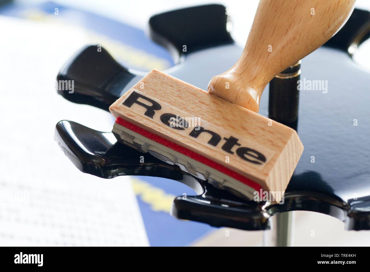Timbro su una gomma-supporto portatimbri lettering rente, pensione, Germania Foto Stock