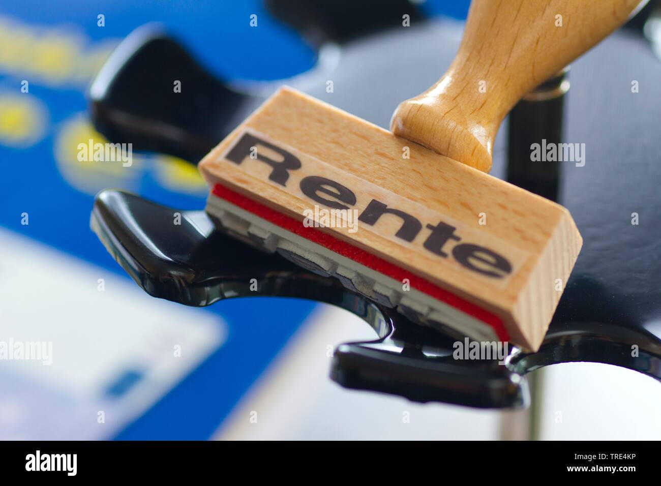 Timbro su una gomma-supporto portatimbri lettering rente, pensione, Germania Foto Stock