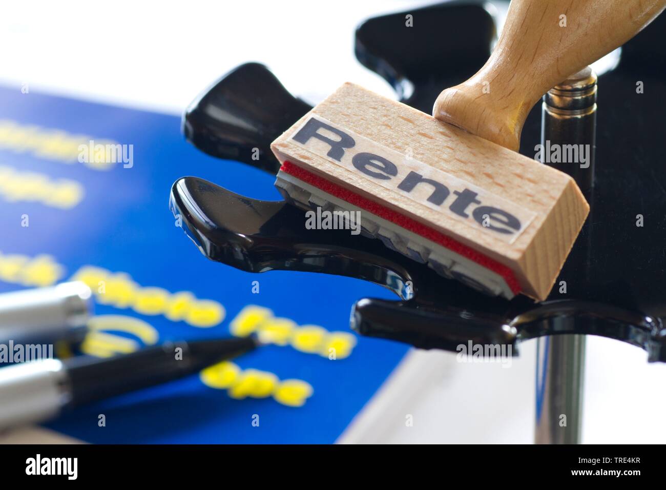 Timbro su una gomma-supporto portatimbri lettering rente, pensione, Germania Foto Stock