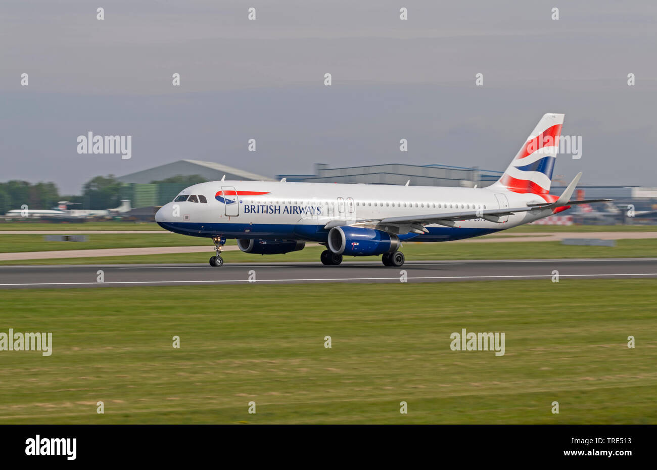 British Airways A320-232, G-EUYS, laminazione per prendere il via all'Aeroporto di Manchester Foto Stock