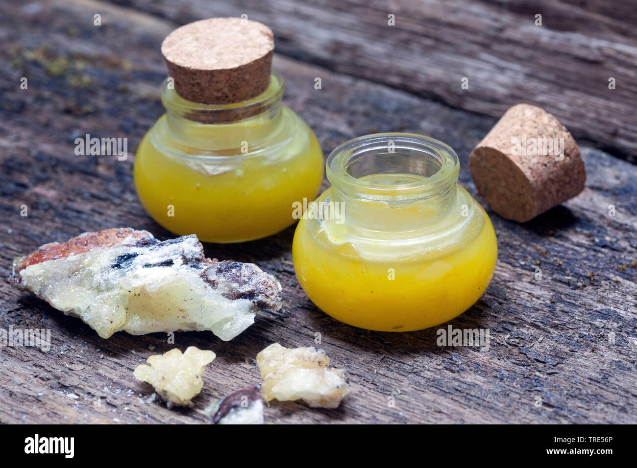 Self-made unguento di resina di abete rosso, olio d'oliva e cera d'api,  Germania Foto stock - Alamy