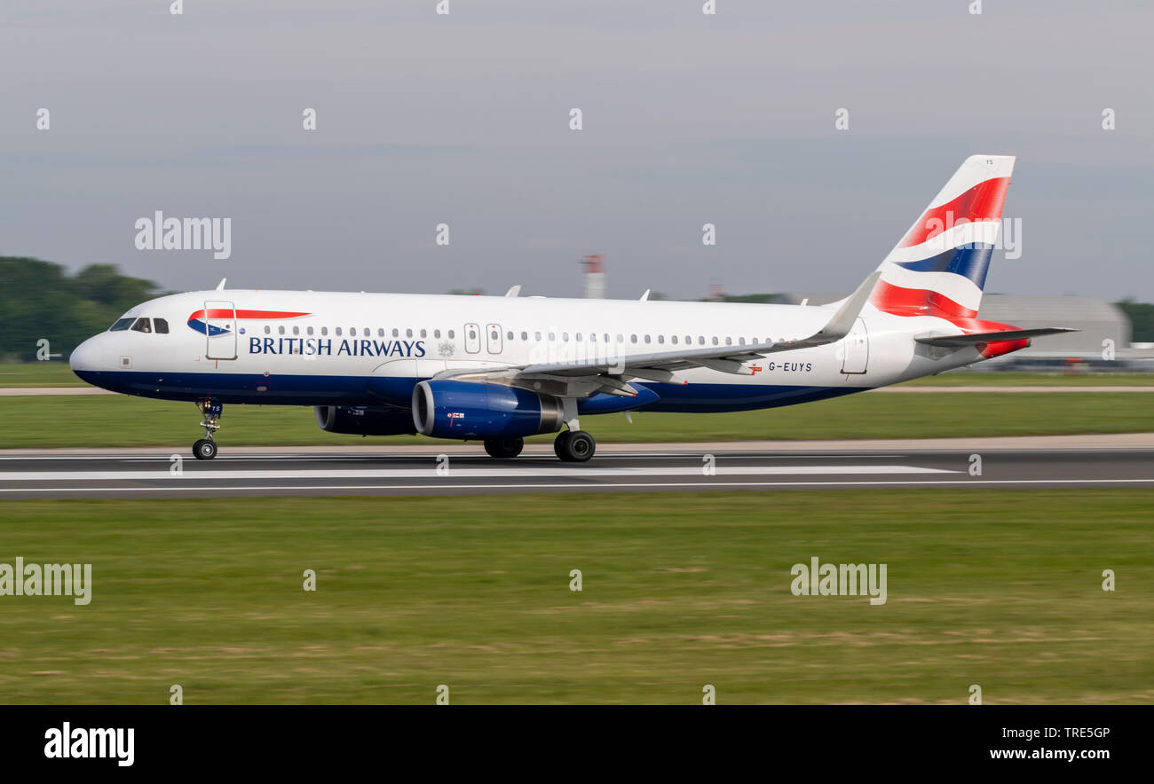 British Airways A320-232, G-EUYS, laminazione per prendere il via all'Aeroporto di Manchester Foto Stock