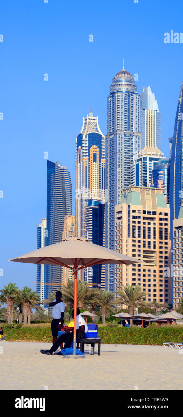 Le guardie di sicurezza sulla spiaggia, grattacieli in backround, Emirati Arabi Uniti Dubai Foto Stock