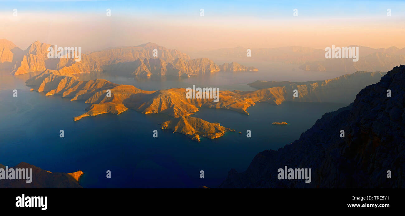 Vista da una montagna alta alla Baia di Sham, Oman, Khasab Foto Stock