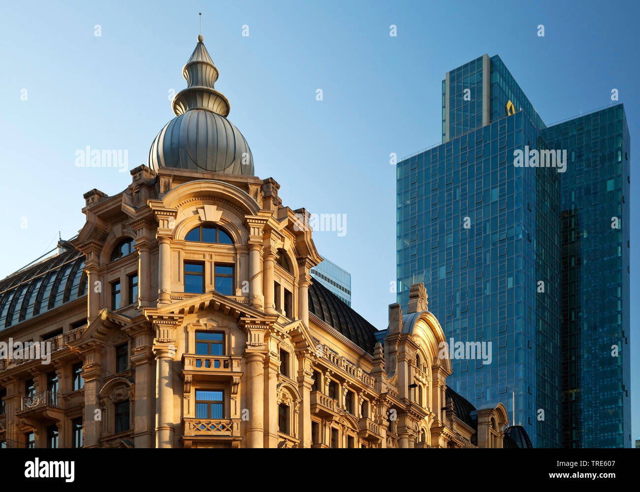 Contrasto architettonico nel quartiere Westend, Germania, Hesse, Frankfurt am Main Foto Stock