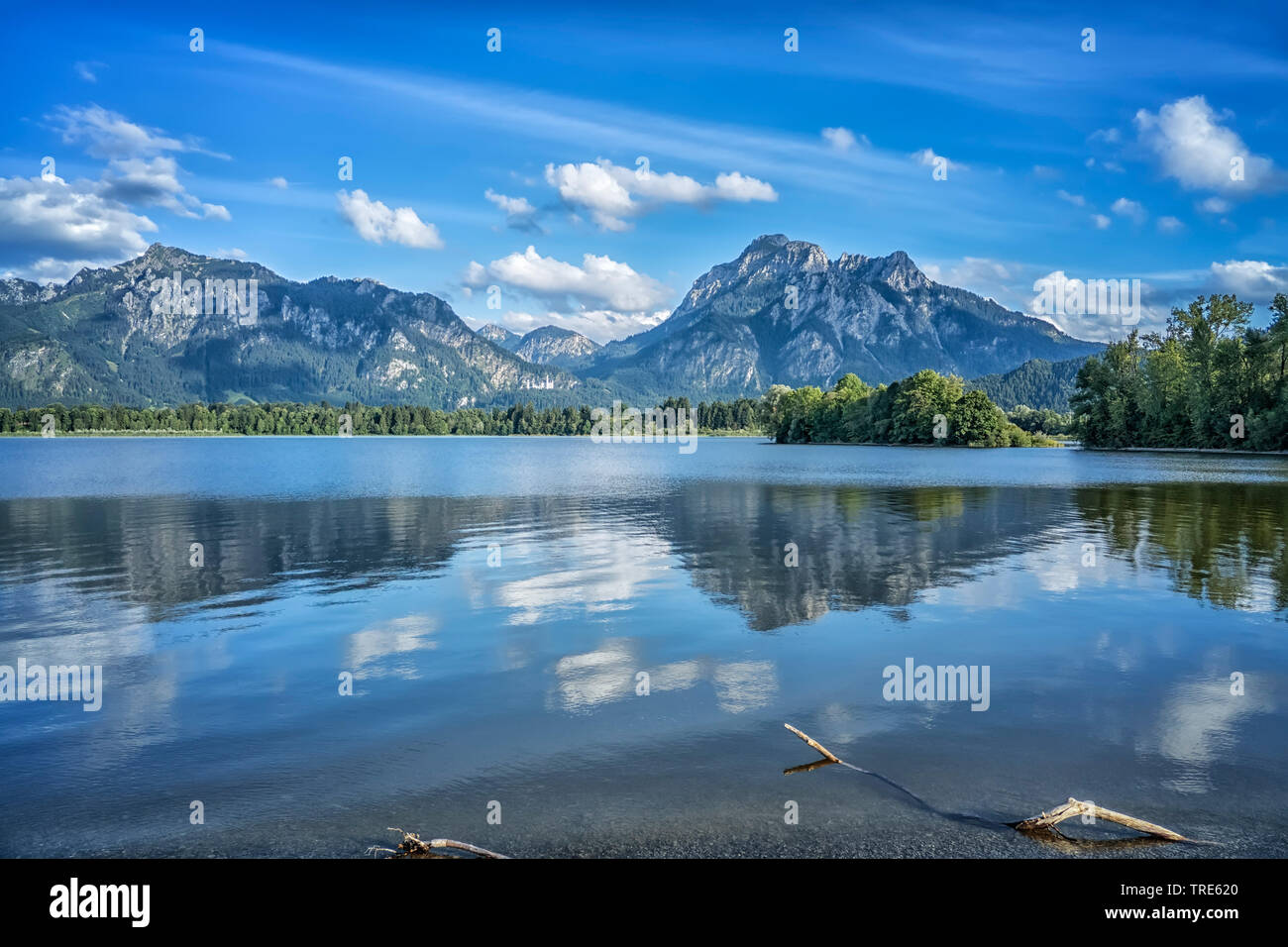 Forggensee lake, Alpi Ammergau in background, in Germania, in Baviera Foto Stock