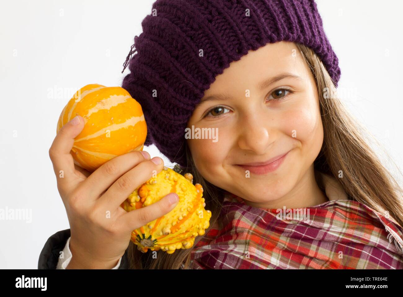 Ritratto di una giovane ragazza ha gradetto holding giallo zucche decorative in mano Foto Stock