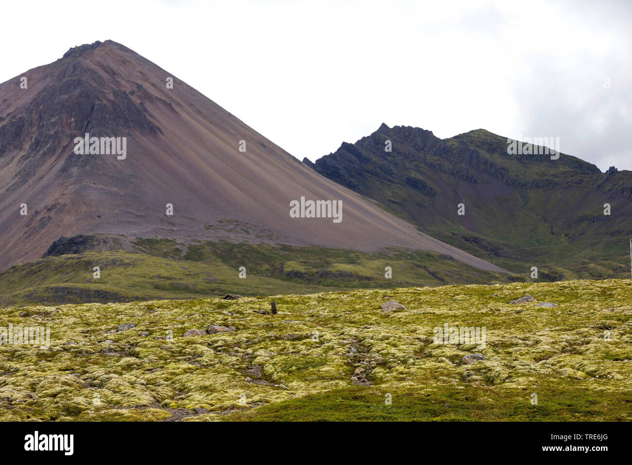 Sandy fjell al vulcano Faskrudsfjoerdur, Islanda Foto Stock