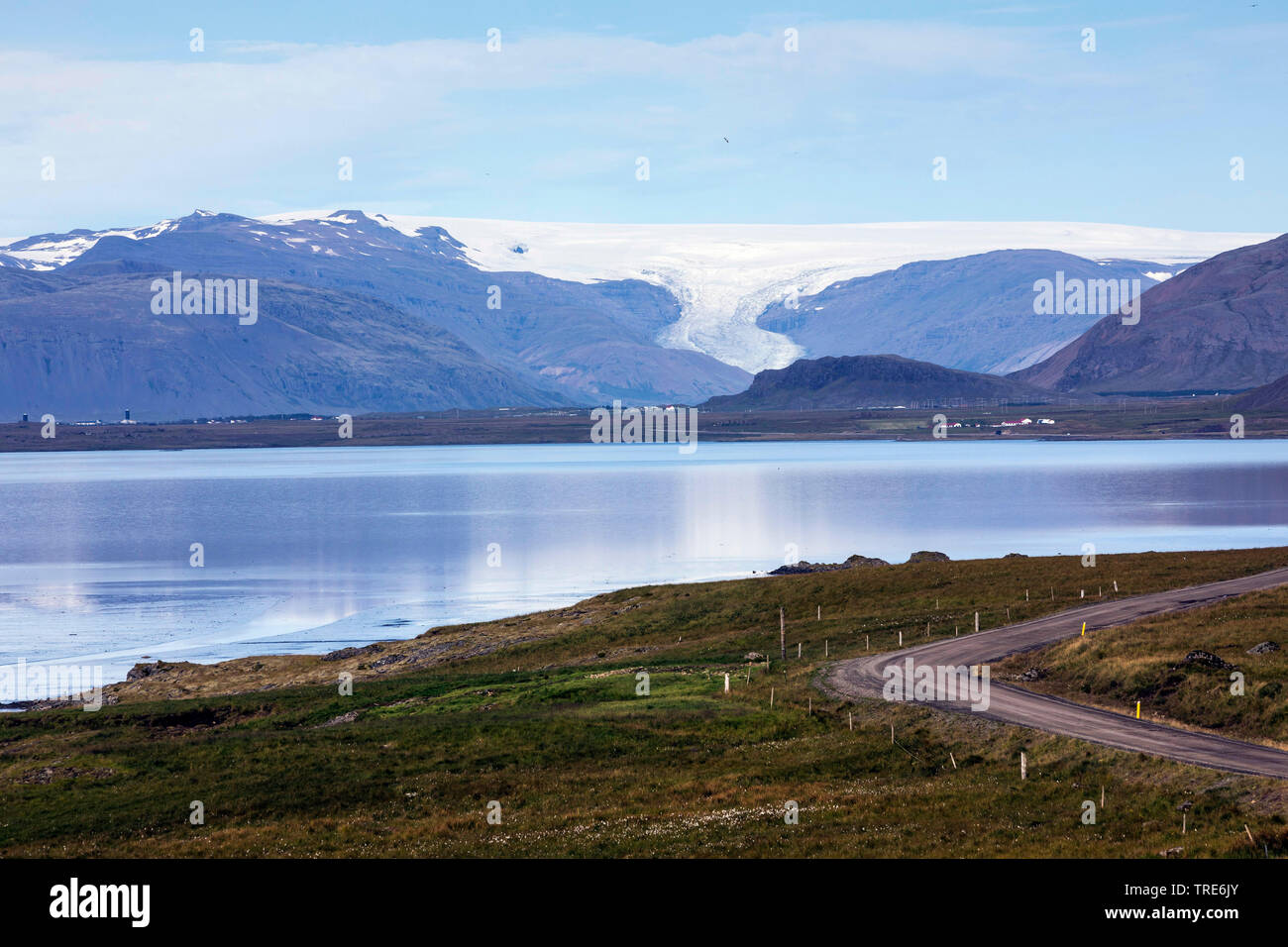 Vista sulla Skardsfjoerdur sulla lingua del ghiacciaio del Vatnajoekull, Islanda Foto Stock