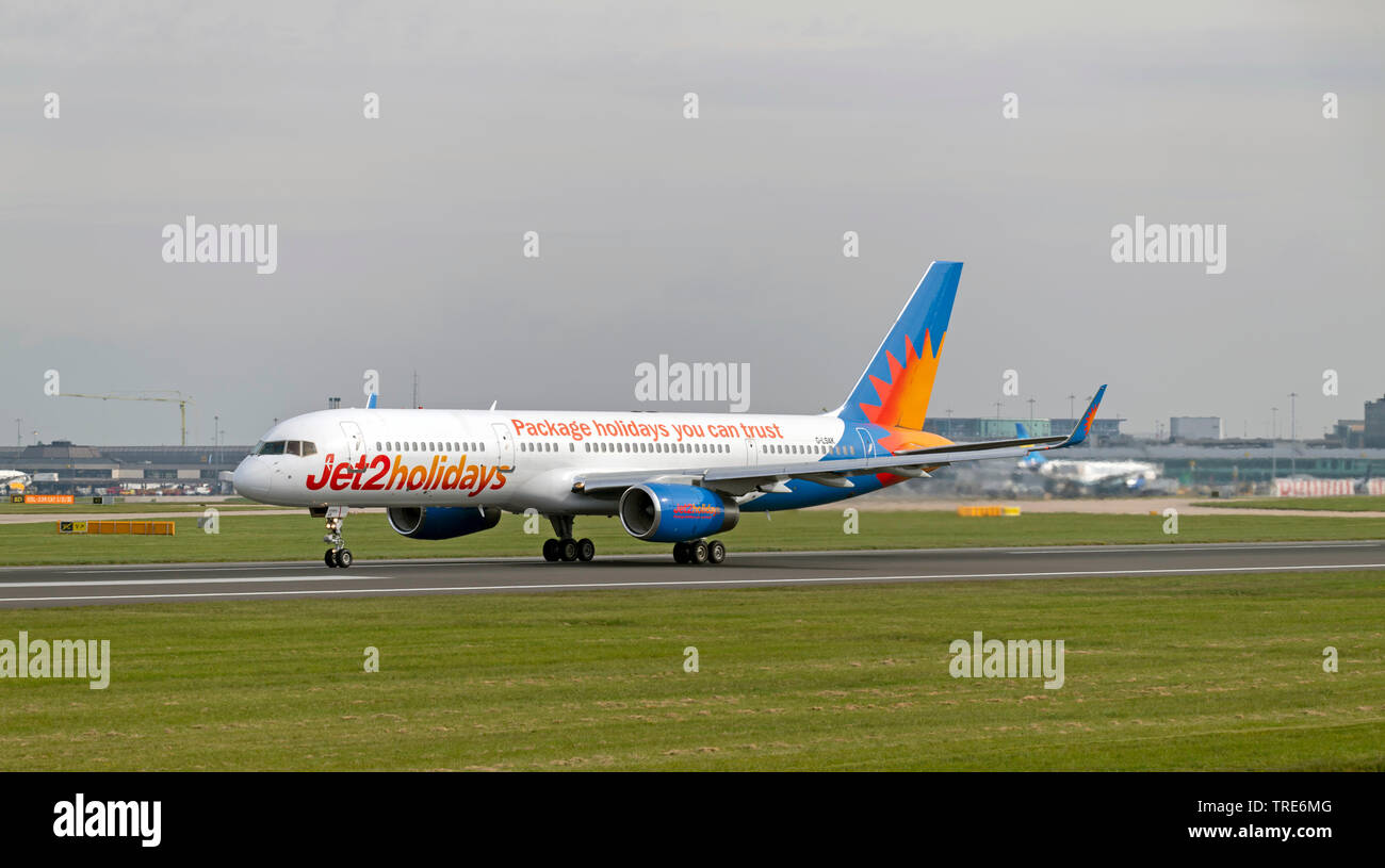 Jet2vacanze Boeing 757-23N, G-LSAK, laminazione per prendere il via all'Aeroporto di Manchester Foto Stock