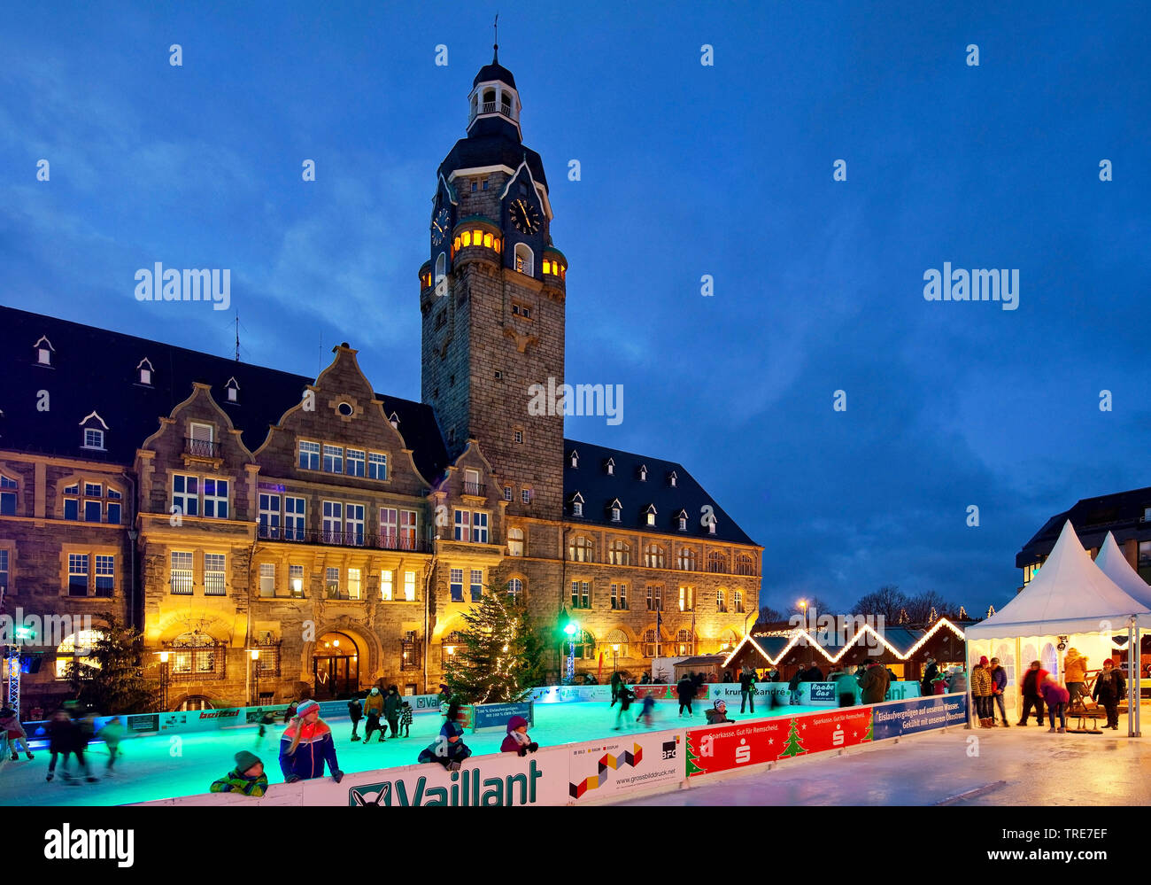 Mercato di Natale e pista di pattinaggio di fronte al municipio di sera, in Germania, in Renania settentrionale-Vestfalia, Remscheid Foto Stock